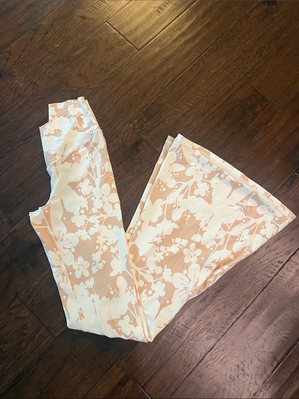 Aerie Crossover Flare Leggings in Cream & Peach Floral Print Medium EUC